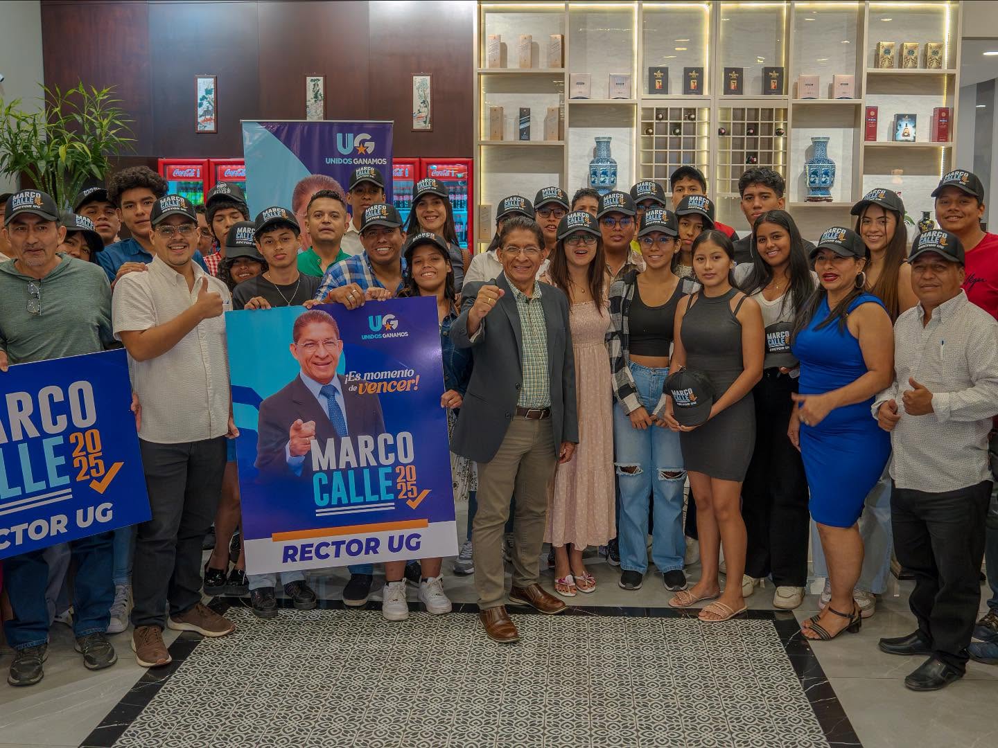 Dr. Calle saludando a estudiantes